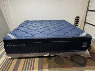 DreamCloud Luxe Memory Foam Mattress - LIKE NEW! Delivery Available