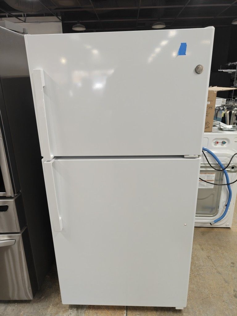 GE 33inch top freezer refrigerator