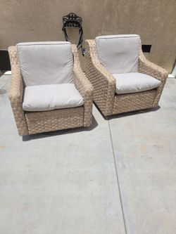 2 Swivel Patio Chairs With Covers