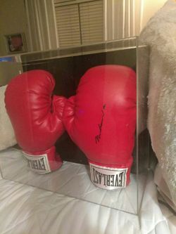 Authentic hand signed Muhammad Ali everlast boxing gloves in display case has certified numbered hulagram