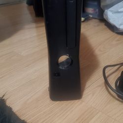 Xbox 360 S with 2 Controllers and games 