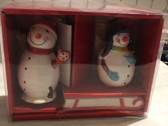 Holiday salt & pepper shakers with sled base