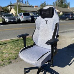 2022 Secretlab Titan Evo Softweave Cookies and Cream Gaming / Office Chair