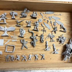 Lot of vintage little metal figurines Dungeons and Dragons or Warhammer maybe - miniatures