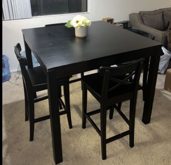 IKEA Dinning High Tablet With 4 Chairs 8 Months Used $70