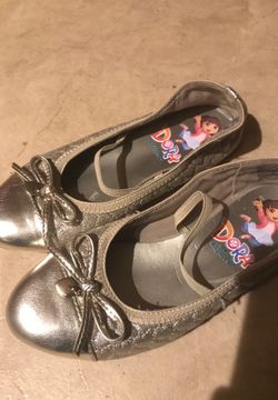 Size 12 girls gold flats