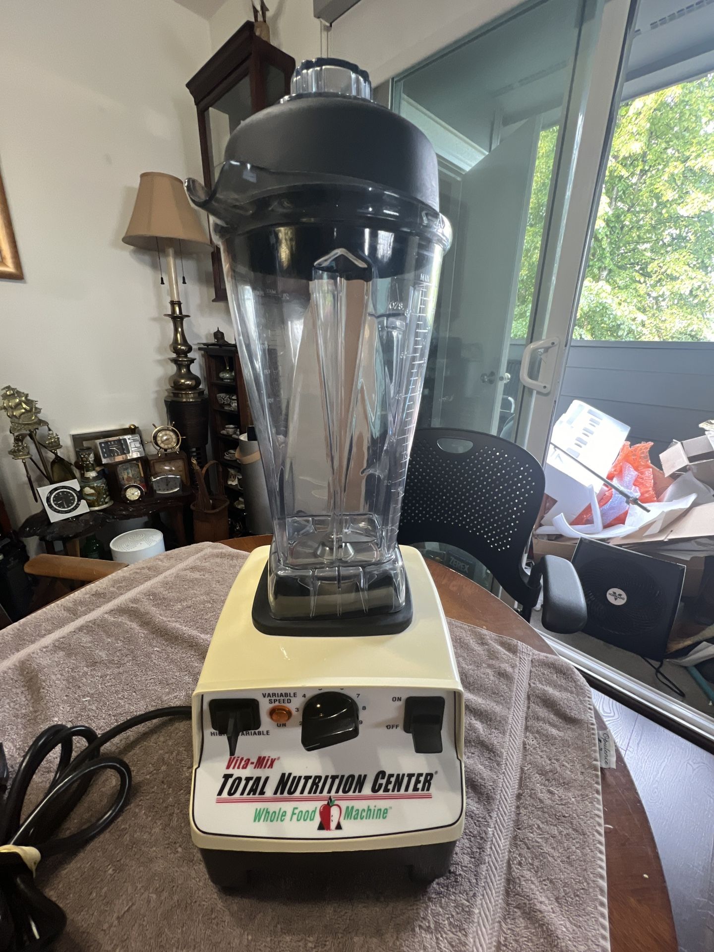 VITAMIX Total Nutrition Center Blender VM0103- various speed with 64 oz container.