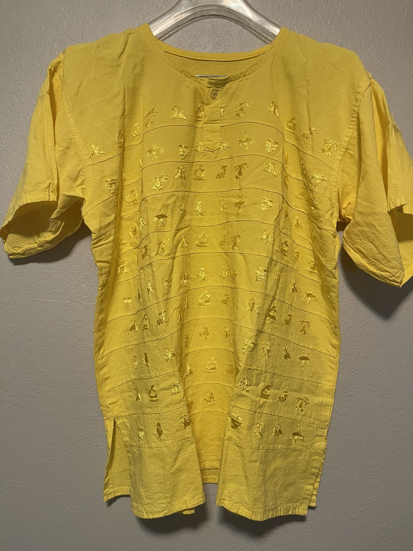 Women’s Yellow Shortsleeved Shirt Embroidered Animals Size 1X Round Neck