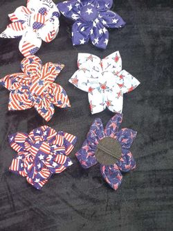Colorful fabric flowers for ponytails in various patterns.