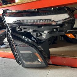 OEM Right LED Headlight CHEVROLET EQUINOX 2025 - Passenger Side COMPLETE & CLEAN!