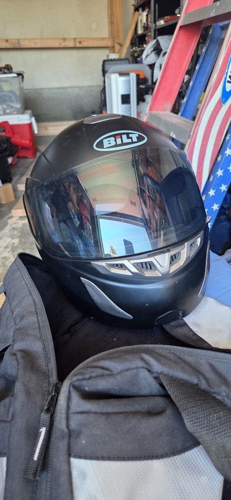 Use Helmet Medium Zise Needs To Be Cleaned