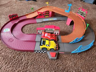 Disney Pixar Cars 2 Shake N Go World Grand Prix Track + 2 Cars