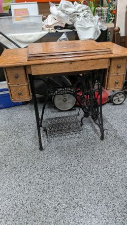 1920s Singer treadle sewing machine in original cabinet