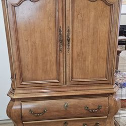 Beautiful armoire CENTURY