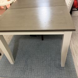 Dinjing table With Good Condition can be extended