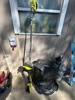 RYOBI 40V HP Brushless Whisper Series 17 in. Cordless Attachment Capable String Trimmer with 5 Ah Battery and Charger