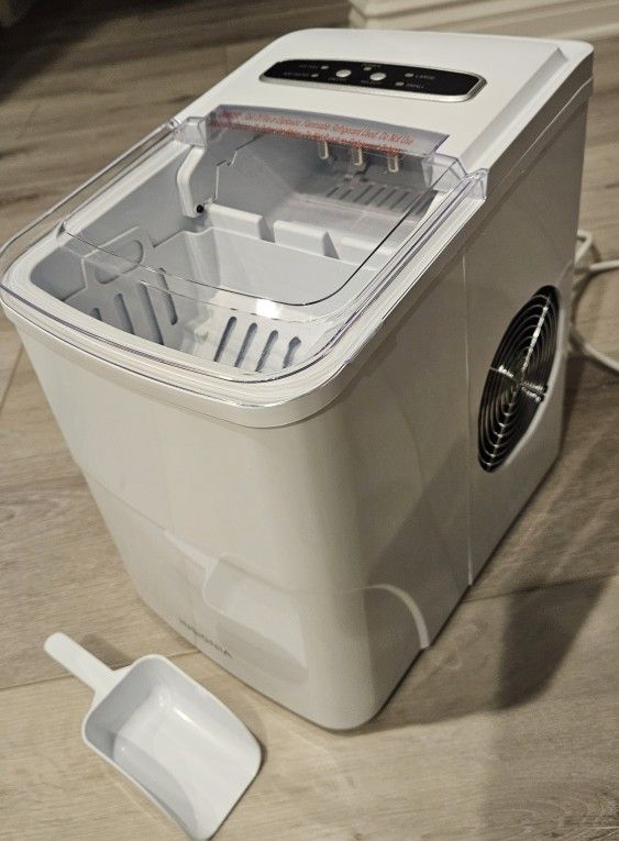 Insignia 26 lb Portable Ice Maker w/ Auto Shut-off