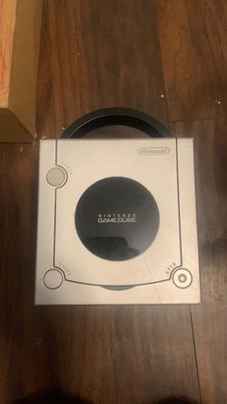 Gamecube bundle :silver color with all cables, converters, controller, memory card  and 2 popular games