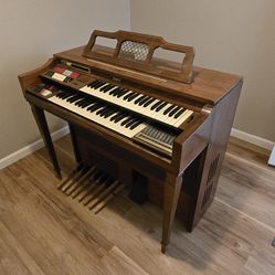 Thomas Organ Model 425