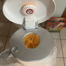 Munchkin STEP Diaper Pail, Powered by Arm & Hammer