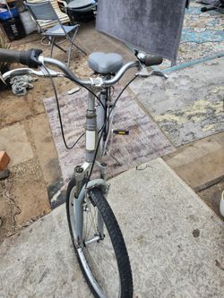 Bike  Mownntin FOR GIRLS 26INCH 3Speed CARMEI VERY GOOD TIRES AND NEW TUBES EVERYTHING IS GOOD CONDITION 