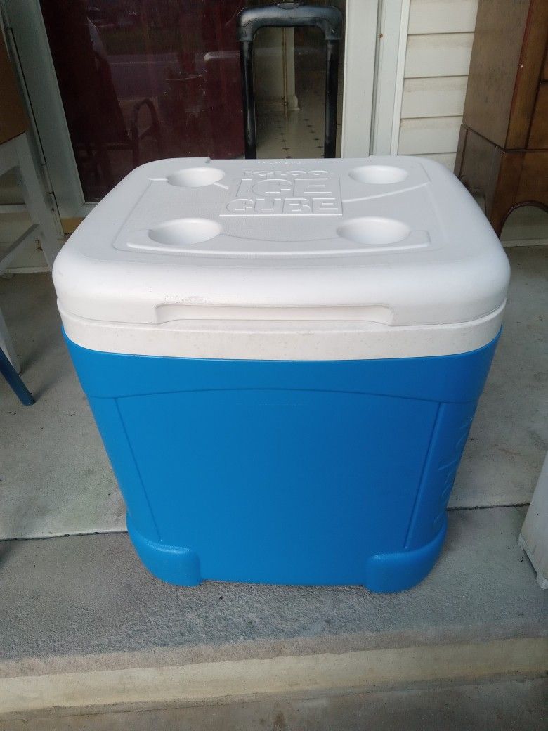X Large Igloo Cooler On Wheels