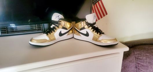 Air Jordan  1 Mid  SE Metallic white And gold Size 12.5