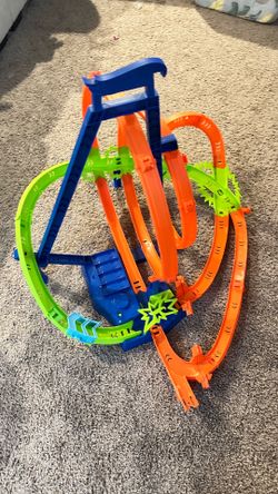 Hot wheels race track
