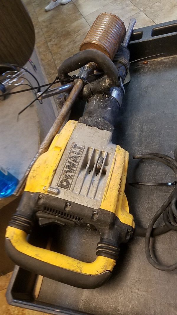 DEWALT MODEL D25901 23lb. SDS MAX INLINE DEMOLITION HAMMER 3 BITS