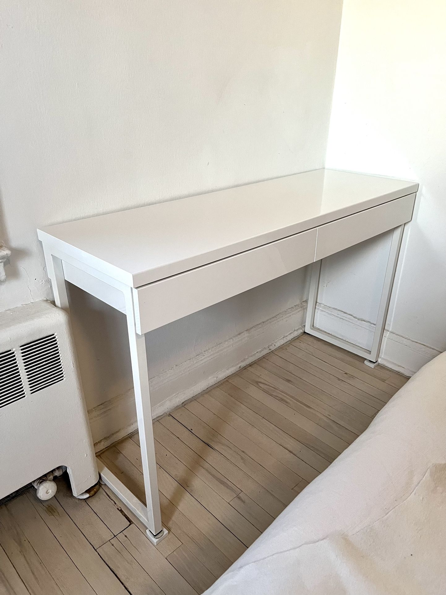 IKEA Besta Burs Desk, high gloss white - 47 1/4x15 3/4 