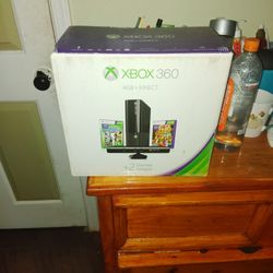 XBOX360 (4GB+KINECT)