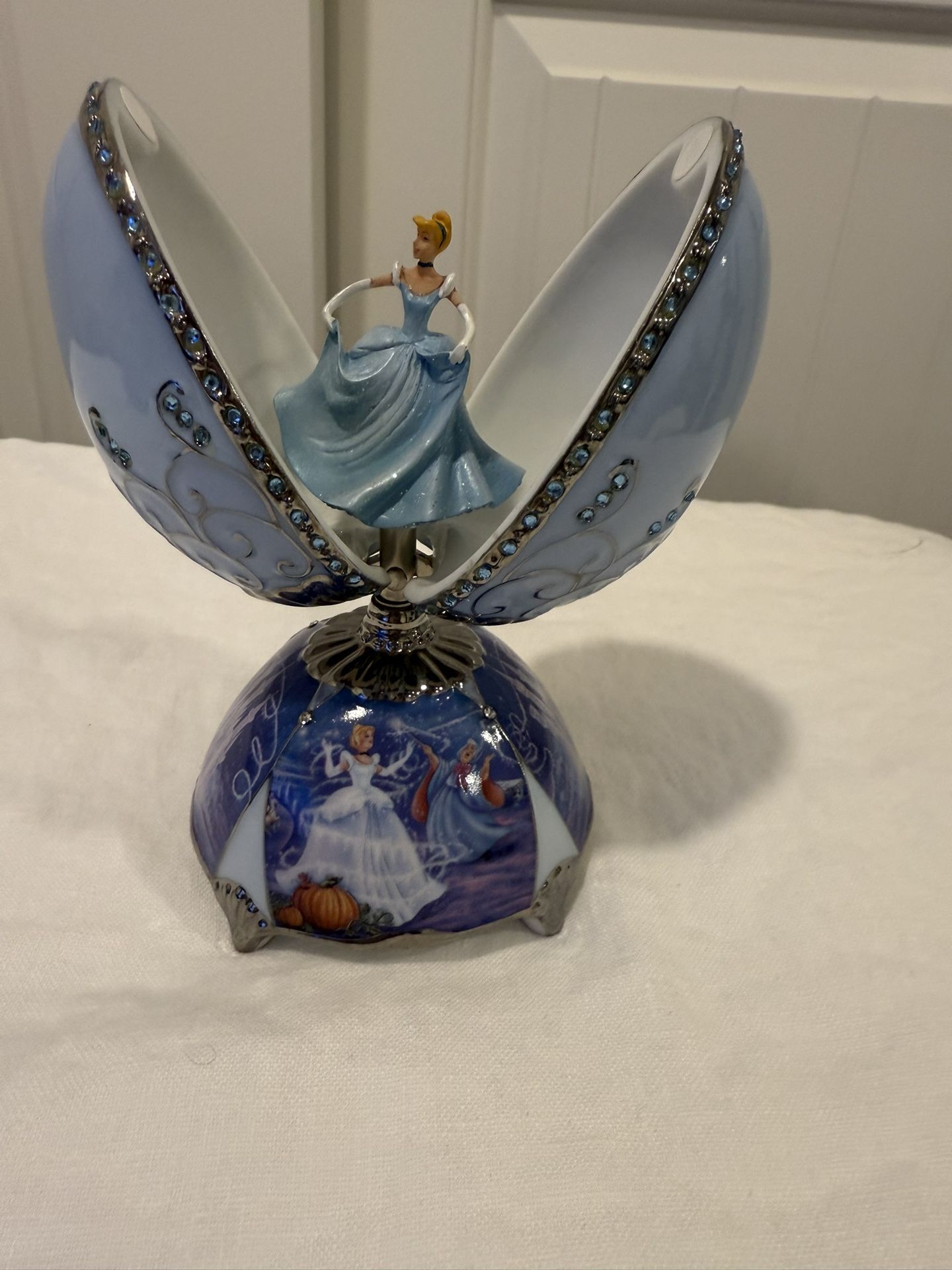 Disney Elegant Cinderella Heirloom Porcelain Egg