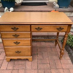 Desk Oak 40”in long 39 in High 28 1/2”in deep 5 Drawers normal wear will help deliver if local after payment 