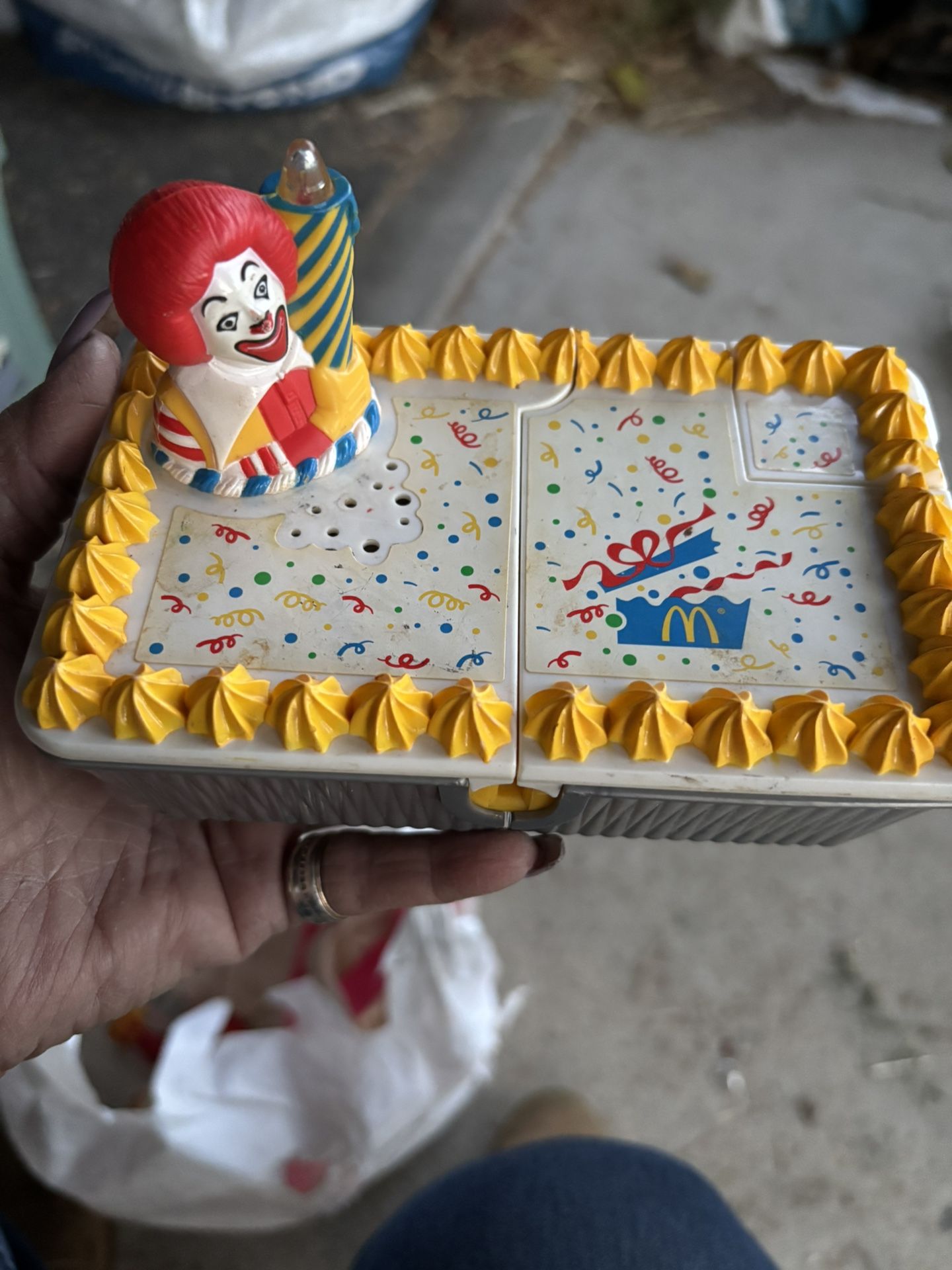 Vintage McDonald Cake toy.  NO KEY 