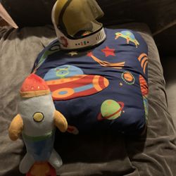 Bedding decor And Wall art 