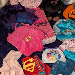 HUGE build a bear lot. Bed, carrier, princess dresses, My Little Pony, bear, Honey Girls tiger, accessories, ect....

This lot includes:
*The folding 