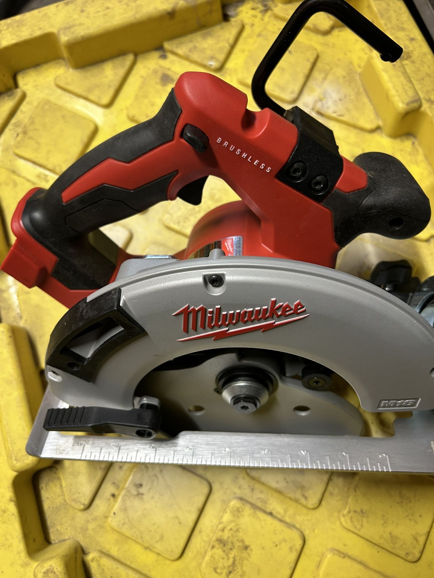 18 v circular saw milwaukee brushless 7.1/4