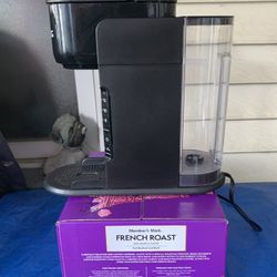 keurig single serve preown coffee maker and New box of Member's Mark Dark Roast Coffee Pods, 99 ct French, : 100% Arabica Coffee best used by Nov 9 20
