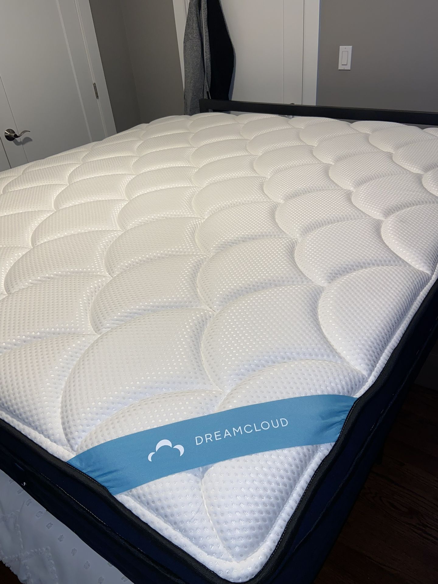 DreamCloud 14” King Mattress - Luxury Hybrid Gel Memory Foam - 7 Premium Pressure-Relieving Layers - Forever Warranty - CertiPUR-US Certified 