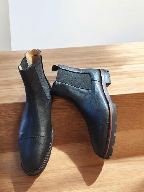 Christian Louboutin
Melon leather Chelsea boots Size 45