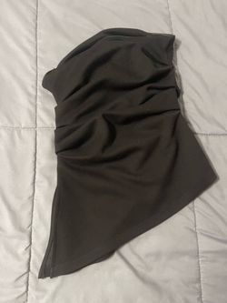 black shoulder less shirt