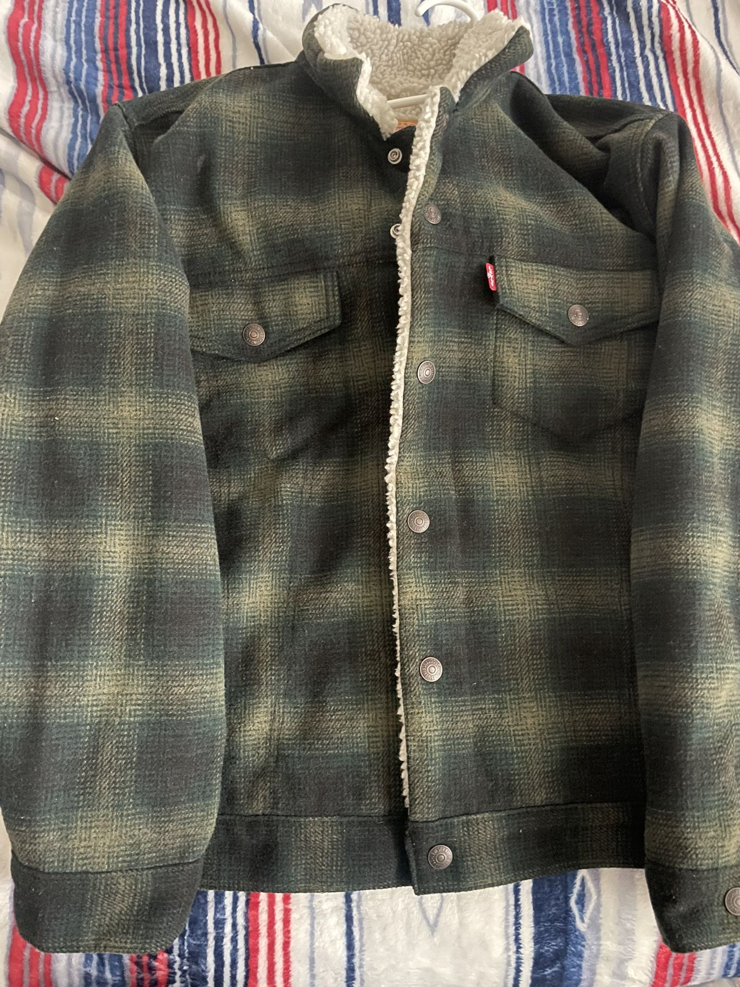 LEVI'S MEN'S PLAID PRINT RELAXED SHERPA TRUCKER JACKET
