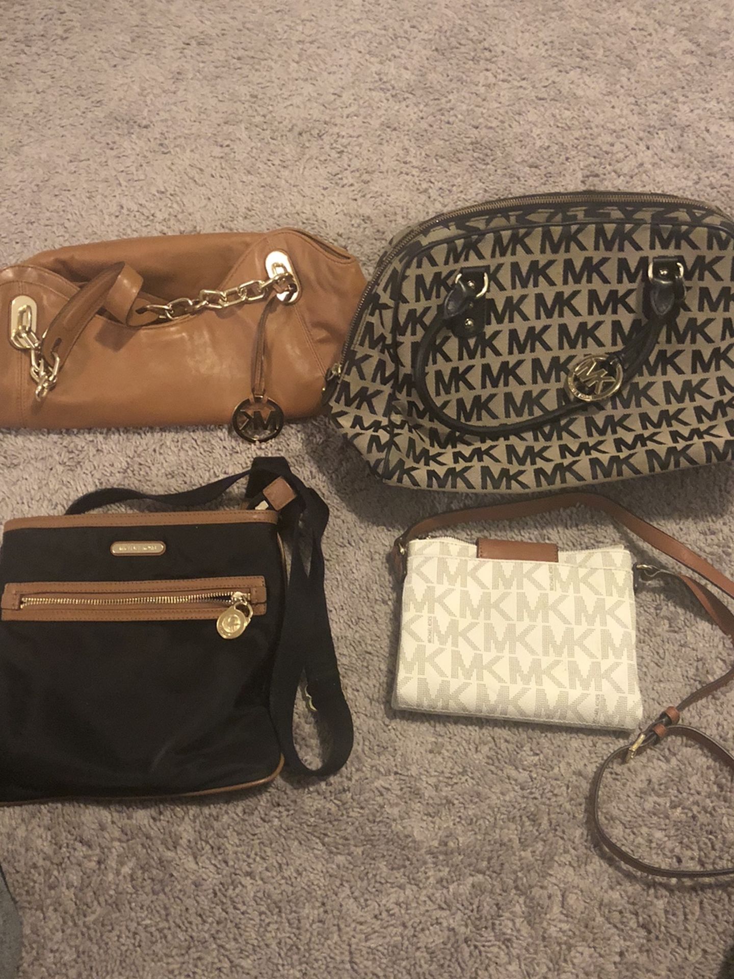 Michael Kors Bags Large Are 120$ Or Best Offer There 100 Each Or Best Offer 50 Each Or best Offer ! All 300 Or Best Offer