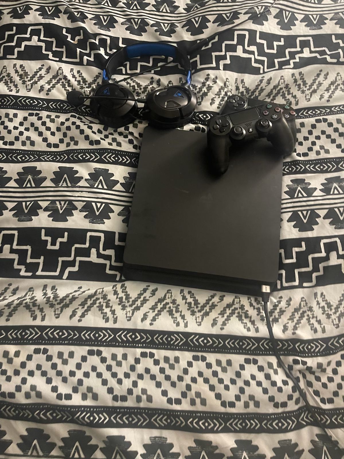 PS4 With Games/headphones/ 2 Controllers 