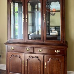  Thomasville Curio Cabinet 