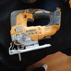 una sierra caladora inalámbrica DEWALT 20V MAX XR, modelo DCS334B. 