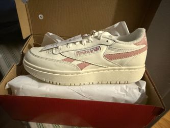 New Reebok Size 8 Woman