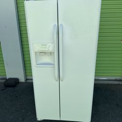 Frigidaire Refrigerator SxS White