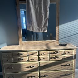 3 pieces Queen bedroom set.