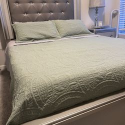 GIRL Mom & Dad… Perfect Bedroom Set For Your Princess Or Spare